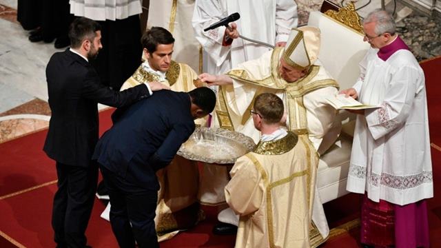 Francisco bautiza a un catecúmeno durante la Vigilia Pascual.