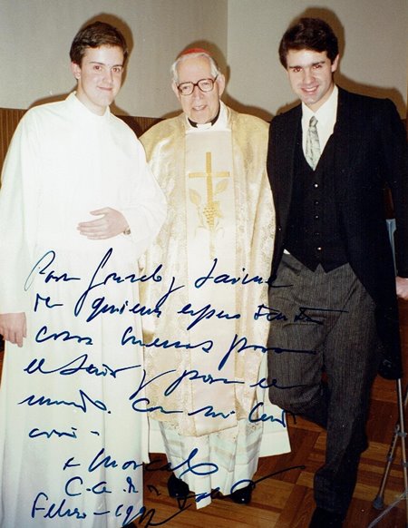 Los hermanos Gonzalo y Jaime Pérez-Boccherini, hoy sacerdotes, el día 12 de febrero de 1997, en las bodas de oro de sus abuelos, celebradas por Don Marcelo.