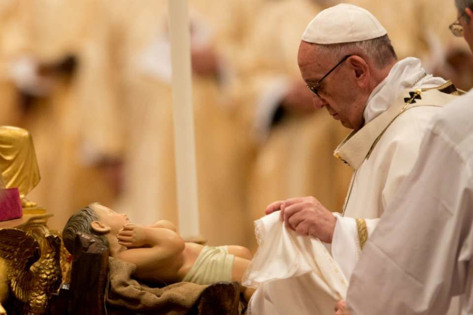 El Papa Francisco y el Niño Jesús en Navidad