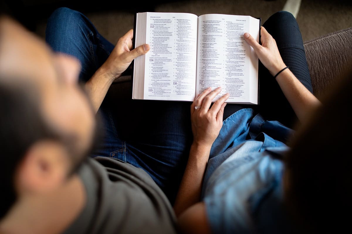 Hay matrimonios y parejas de novios que leen juntos la Biblia y rezan juntos con ella - foto de Cassidy Rowell en Unsplash 