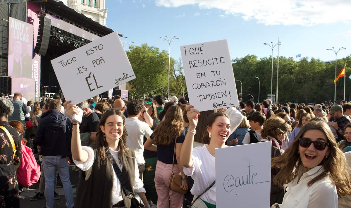 Entusiastas en Cibeles con carteles para la Fiesta de la Resurrección - foto Isabel Permuy, ABC