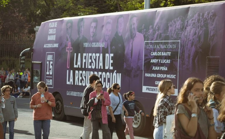 Un autobús anunció la Fiesta de la Resurrección en las calles de Madrid durante días
