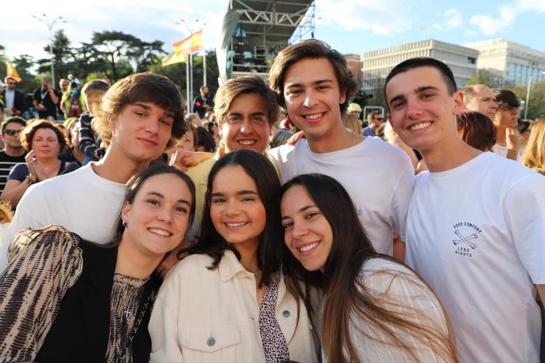 Jóvenes sonrientes en la Fiesta de la Resurrección en la Plaza Cibeles de Madrid