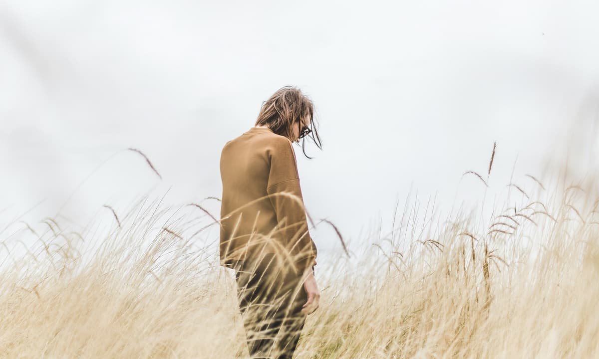 Un hombre trajeado solo en un campo de trigo - foto Matthew Henry en Unsplash