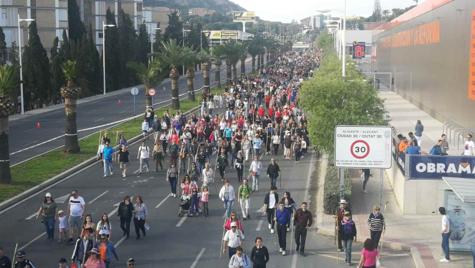 Muchedumbre en la romería de la Santa Faz de Alicante 2023