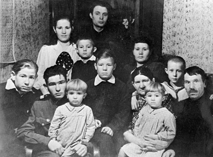 La familia Leonov en 1950, en la que creció Alekséi Leónov