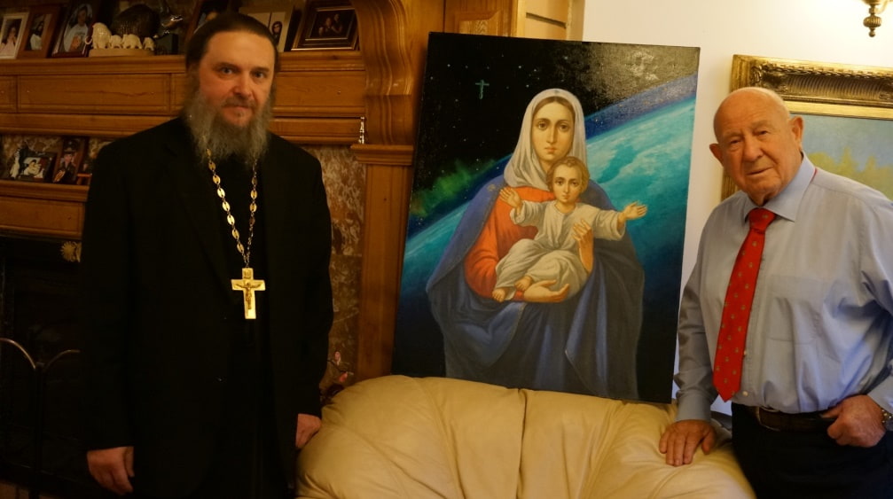 El padre Guennady, el cosmonauta Leónov y el icono de Nuestra Señora del Cosmos pintado en 2013