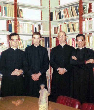 Los primeros hermanos del Instituto de Cristo Rey: de izquierda a derecha en la foto, Jorge Piñol (autor de este artículo), José Laxague, el padre Torres-Pardo y Daniel Almada.