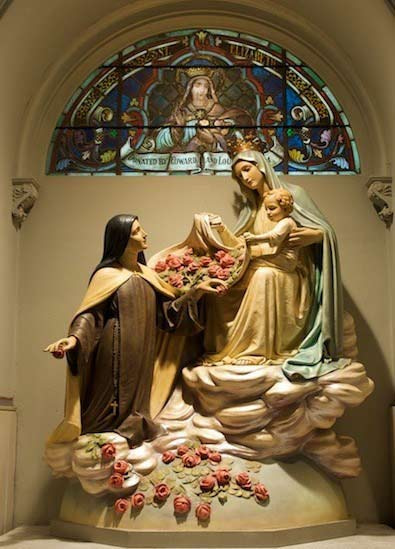 Santa Teresita ofrece sus rosas a la Virgen María y al Niño