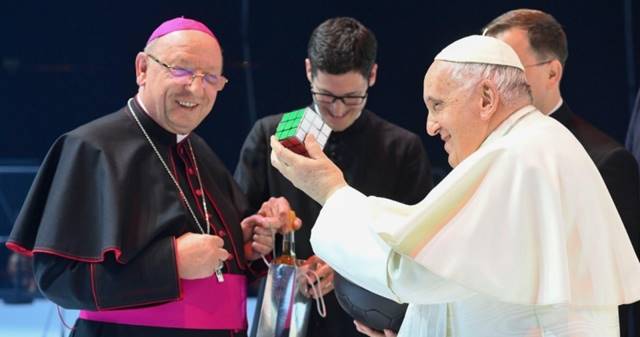 El Papa, con el cubo de Rubik.
