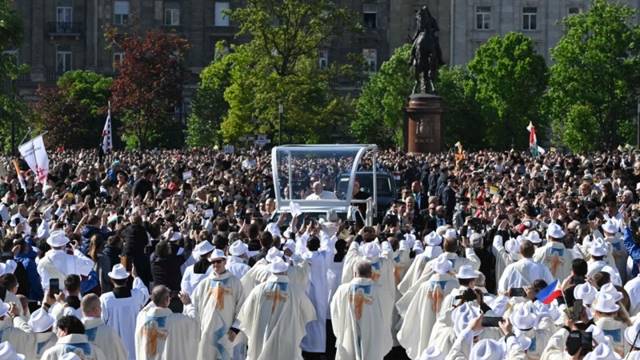 La llegada del Papa a la plaza donde se celebró la misa dominical.