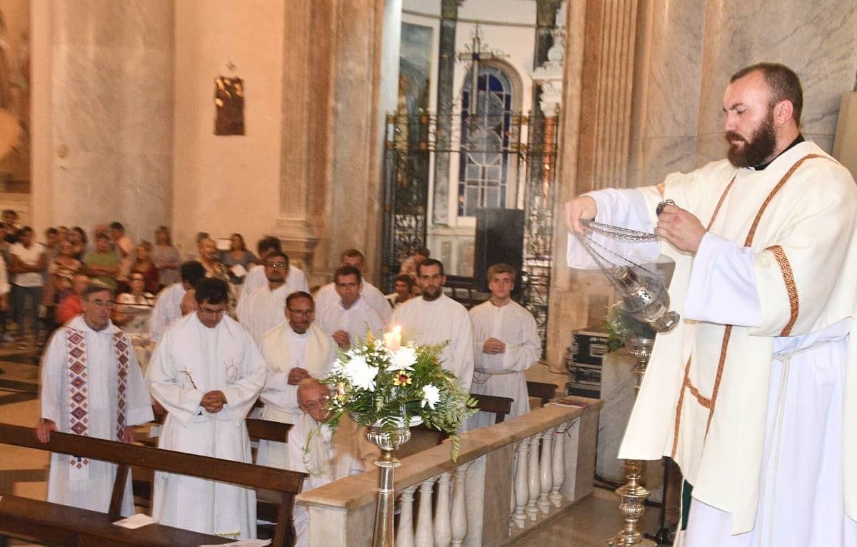 Emiliano García, con el incienso, el día de su ordenación diaconal