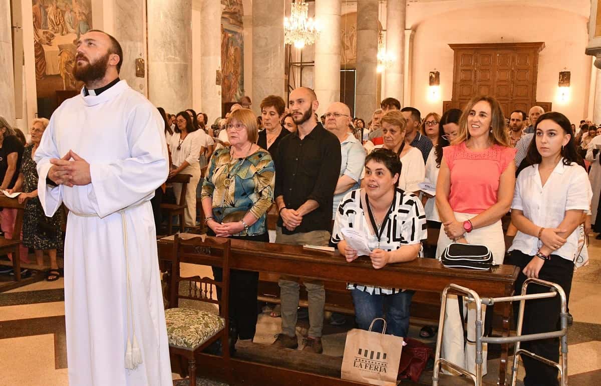 Emiliano García, con su familia, el día de su ordenación diaconal