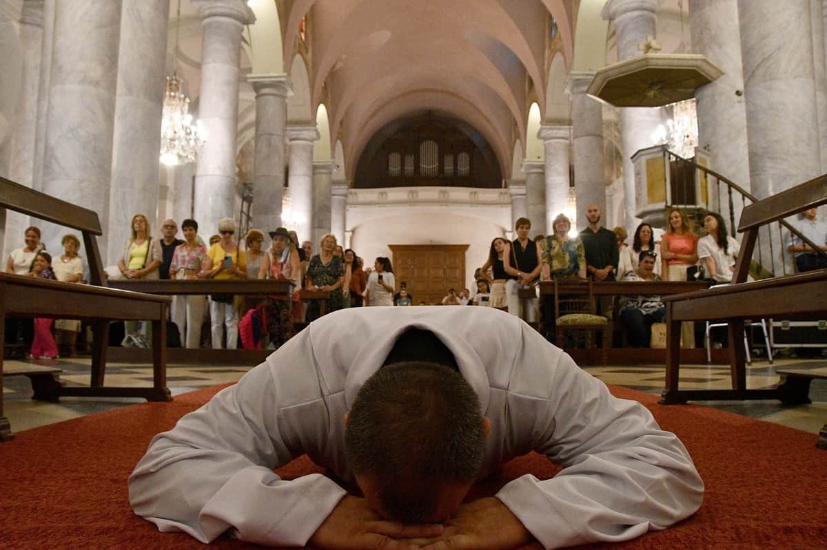 Emiliano García, postrado, el día de su ordenación diaconal