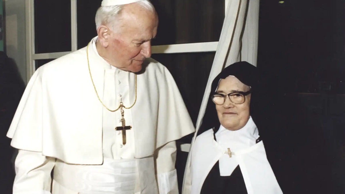 El Papa Juan Pablo II con sor Lucía, vidente de Fátima
