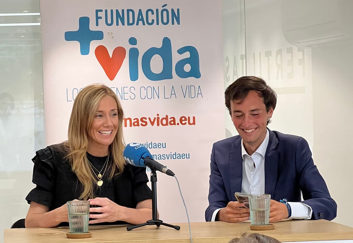 Paloma Martínez y Álvaro Ortega presentan la campaña de Más Vida de recogida de leche para bebés
