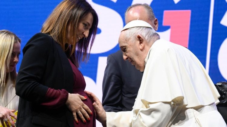 Papa Francisco bendice a una embarazada en el encuentro sobre natalidad en Roma