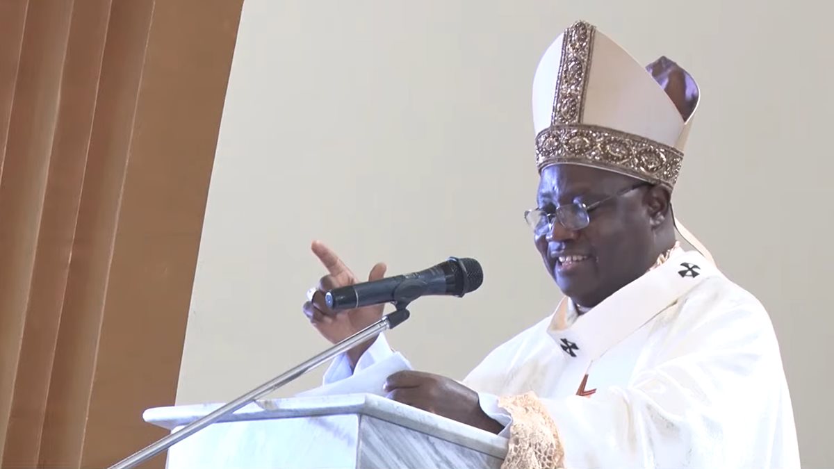 El arzobispo de Abuja, Ignatius Kaigama, durante una ordenación sacerdotal en agosto de 2022.