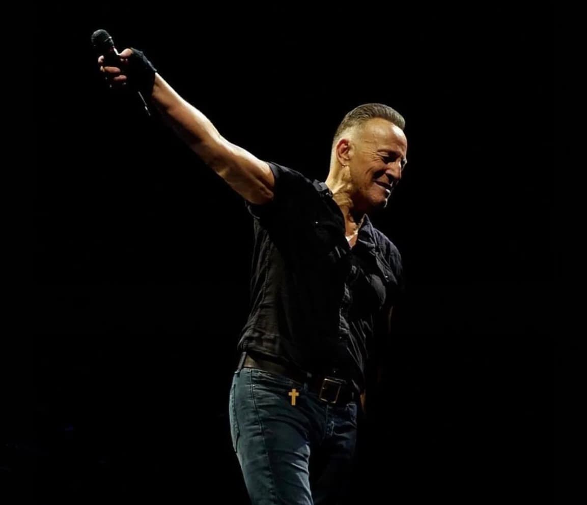 Bruce Springsteen en su concierto de Barcelona en 2023 con un rosario en el bolsillo