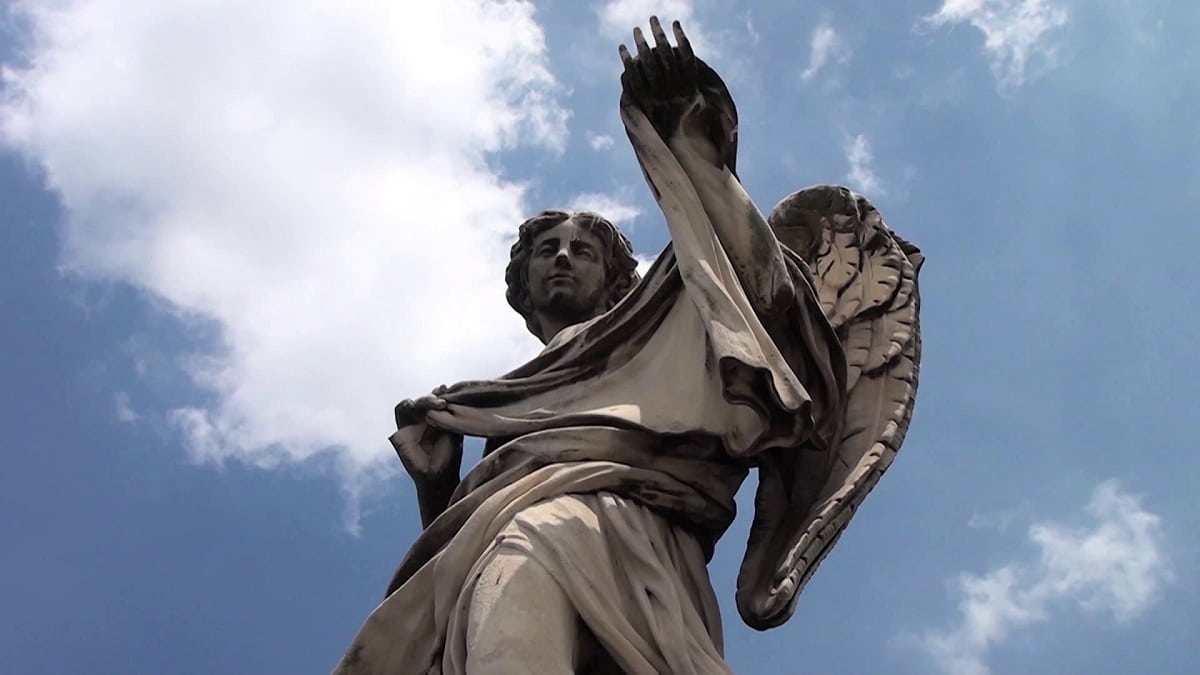 Escultura de un ángel con el cielo de fondo, en la película sobre San Miguel Arcángel