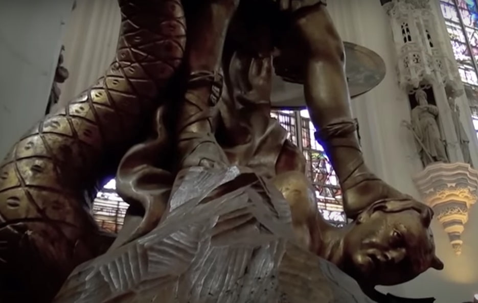 San Miguel pisotea al demonio en una escultura en la película sobre San Miguel Arcángel