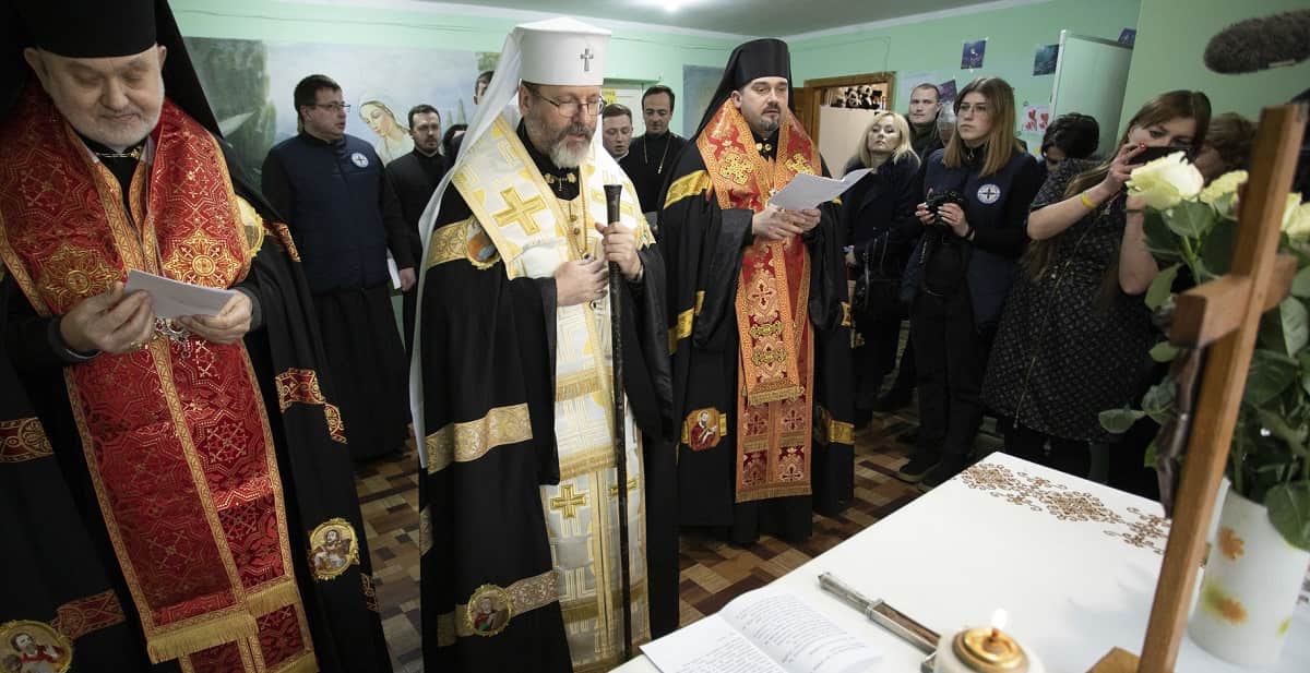 Shevchuk y dos obispos auxiliares bendicen la Casa de Cáritas de Berdichev, ciudad de gran valor cultural