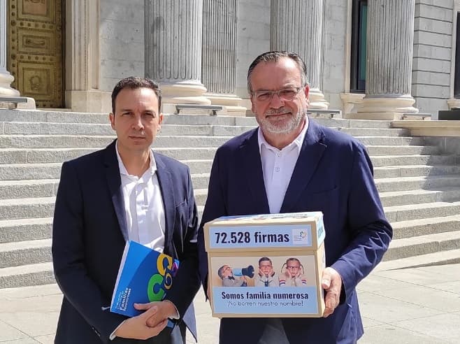 La Federación Española de Familias Numerosas entregó en el Congreso más de 70.000 firmas contra la Ley de Familias