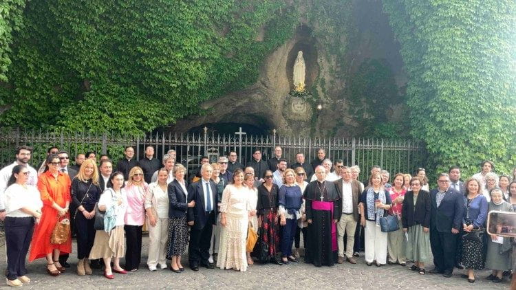 Embajadores latinoamericanos ante la recreación de la gruta de Lourdes en los Jardines Vaticanos