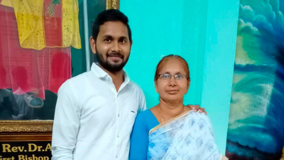 Jeevan Kumar con su madre María. 