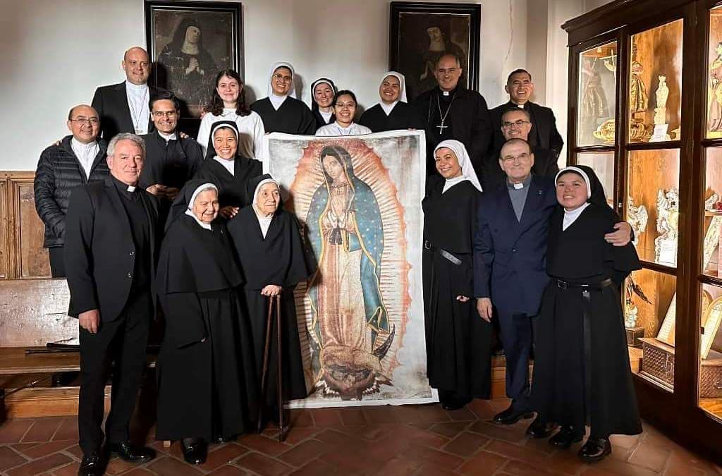 Obispos auxiliares de México con la Virgen de Guadalupe. 