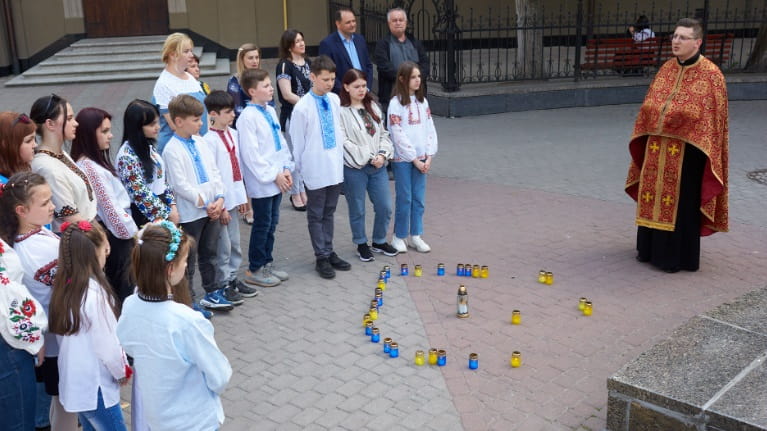 Niños grecocatólicos rezan por los niños heridos y fallecidos en la guerra en Ivano Frankivsk