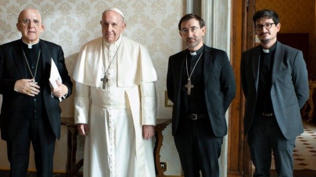 Carlos Osoro, José Cobo y Javier Belda con el Papa Francisco.