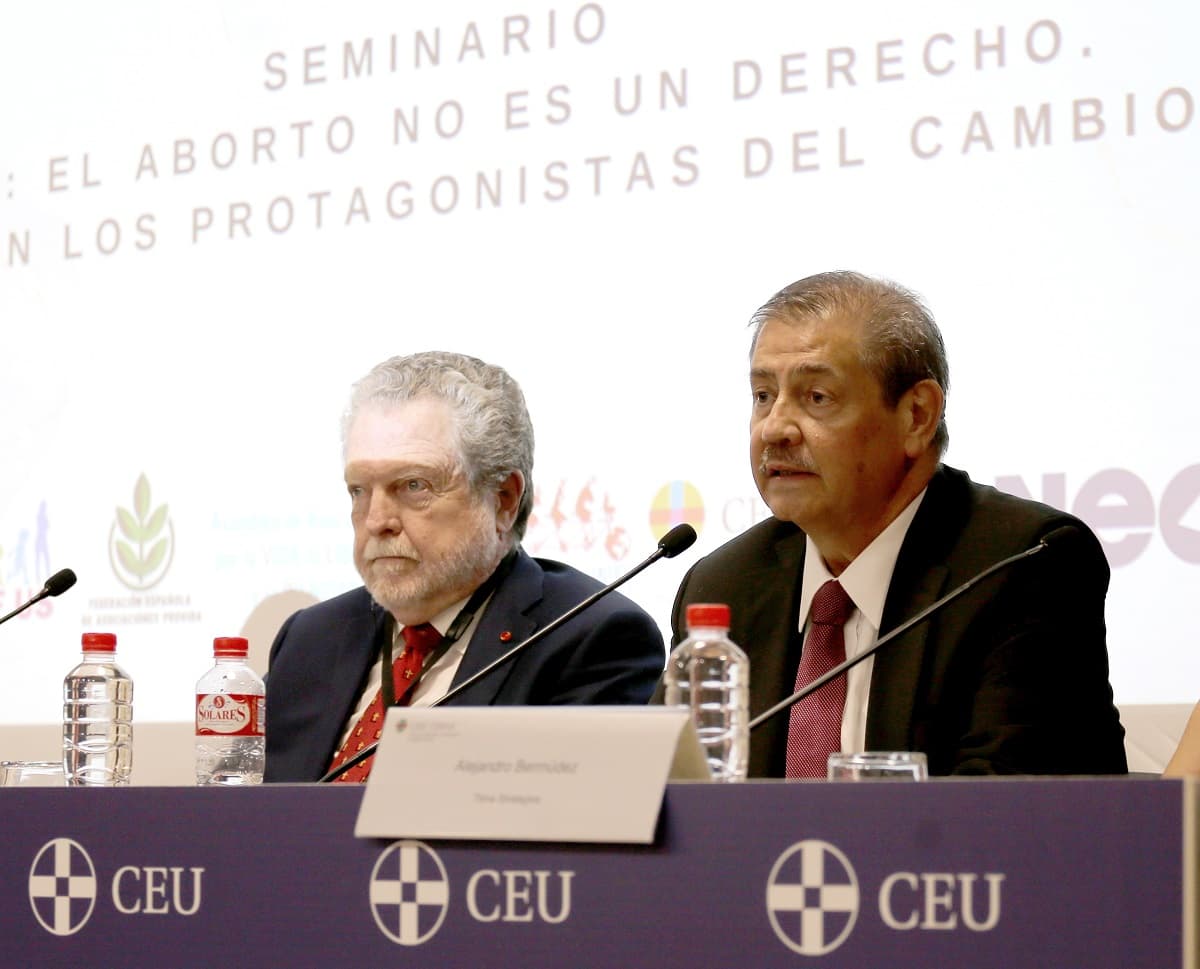 John Klink y el periodista Alejandro Bermúdez en el seminario de líderes provida en el CEU de Madrid