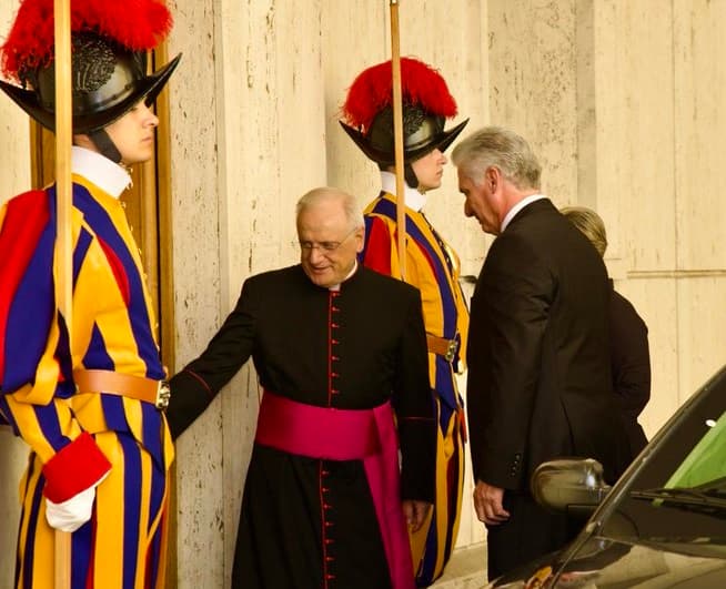 Díaz-Canel llega al Vaticano con su esposa