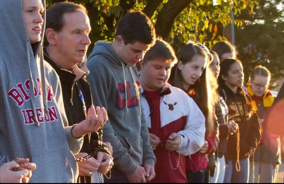 El obispo Burbidge reza el rosario con jóvenes de 40 Días por la Vida ante una clínica abortista