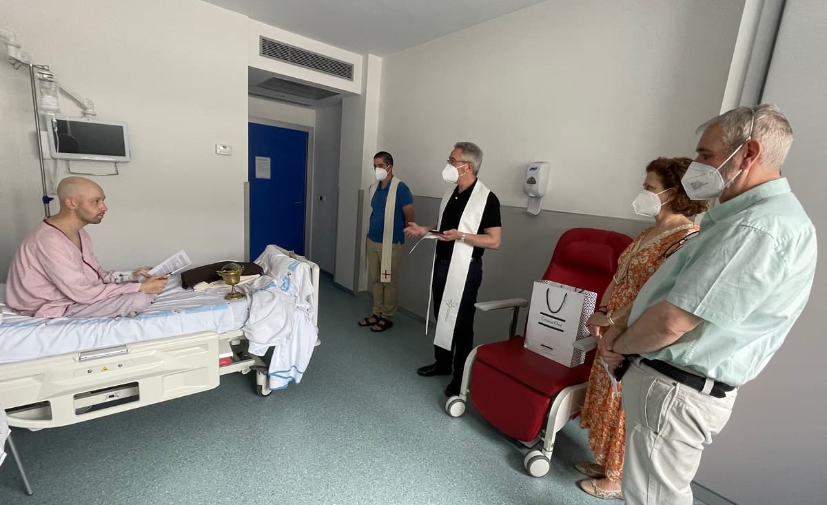 Pablo Alonso, Pablo María de la Cruz, con familia y carmelitas, en su entrada al noviciado carmelita en el Hospital