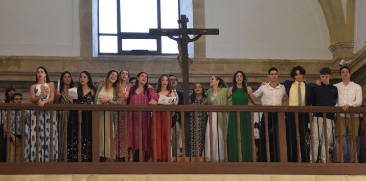 Amigos de Pablo María de la Cruz en el coro de la Iglesia