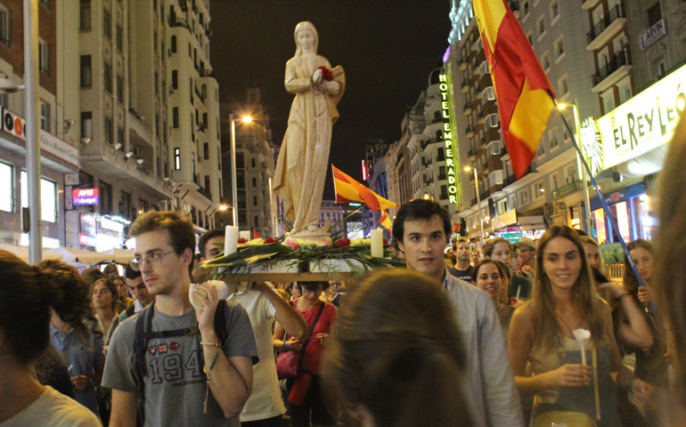 Jóvenes católicos en procesión rezando el Rosario por las calles más céntricas de Madrid.