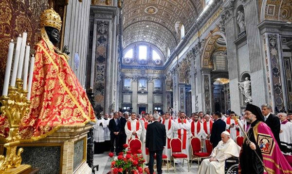 El Papa y el metropolita Job, en representación del patriarcado ortodoxo de Constantinopla, rezan ante la imagen de San Pedro.