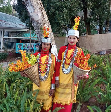 Mujeres indias con traje de danza khasi en Shillong.