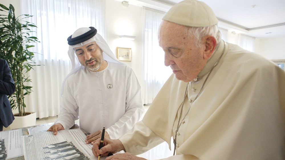 El Papa firma una dedicatoria para su entrevistador, el director de Al Ittihad