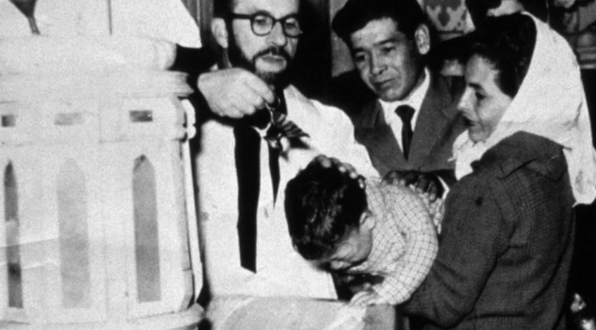 Fray Luis en 1961 bautiza a un niño de varios meses llamado Diego Armando Maradona