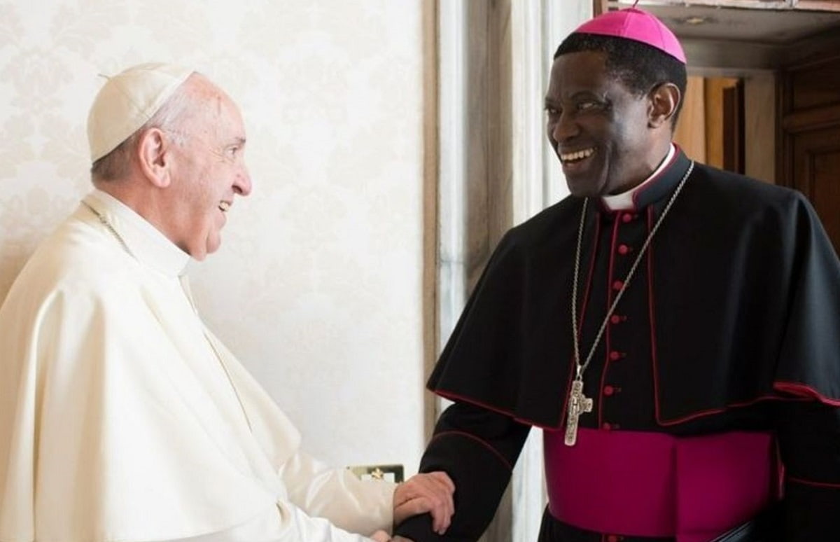 Protase Ruganbwa con el Papa Francisco - ha trabajado años desde Roma el mundo de las misiones