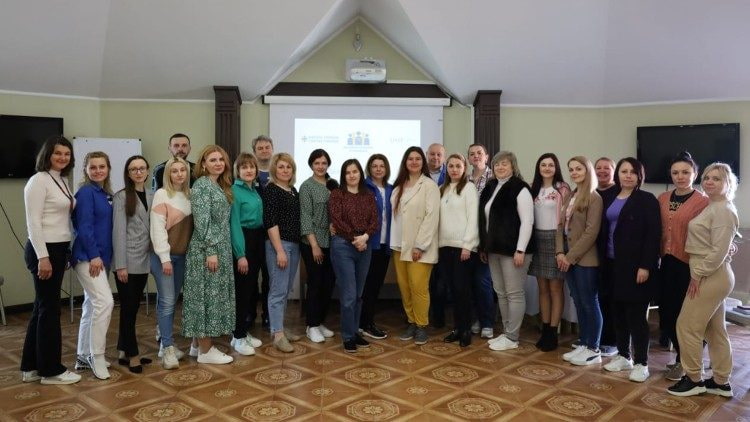 Voluntarias y técnicas de Caritas Ucrania para superar fracturas en comunidades