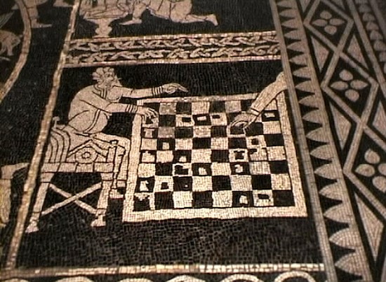 Mosaico ajedrecístico en el suelo de la basílica de San Savino en Piacenza (Italia).