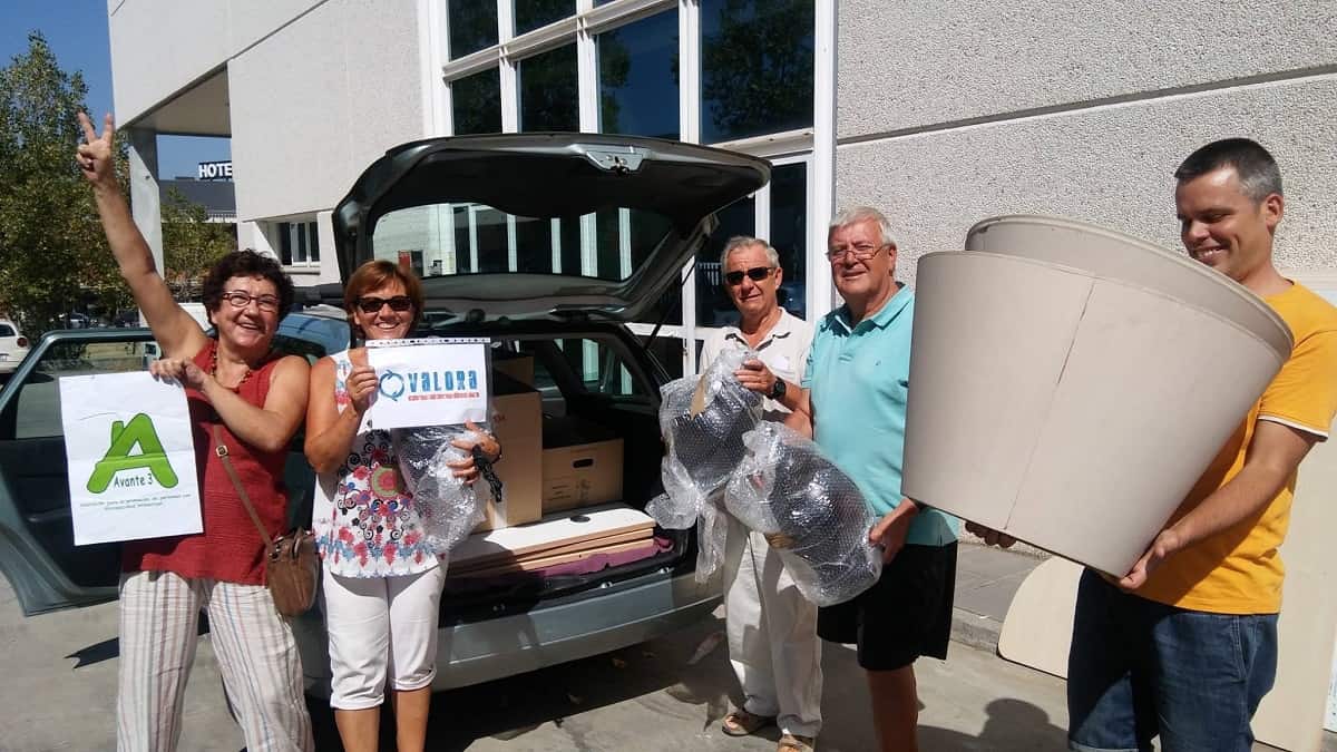 Voluntarios de la asociación Avante recogen lámparas donadas a través de Fundación Valora
