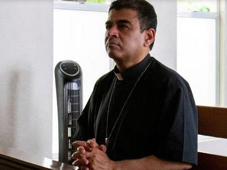 El obispo Rolando Álvarez, en arresto domiciliario desde agosto de 2022, y desde febrero de 2023 en una de las peores cárceles nicaragüenses.