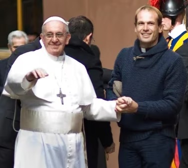 El Papa Francisco con su secretario durante 5 años, el uruguayo Gonzalo Aemilius