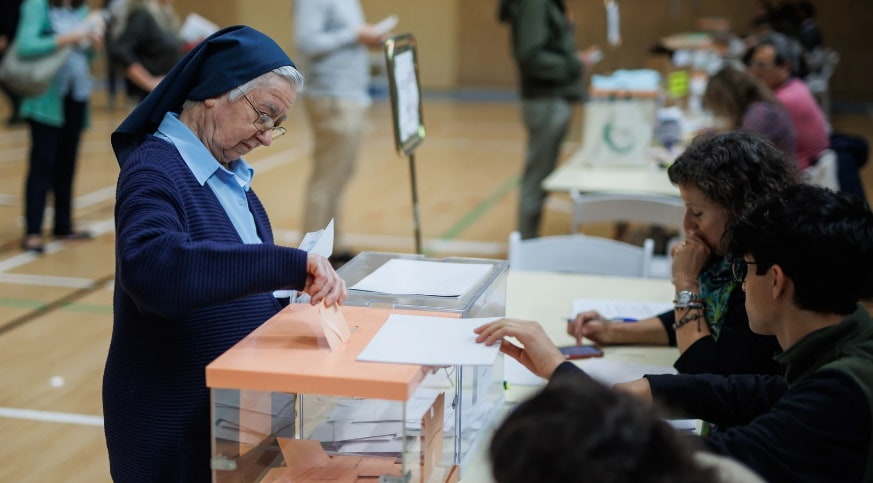 Una monja votando en España