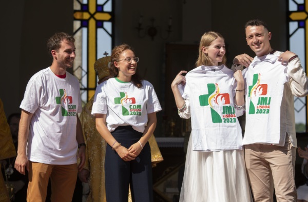 Jóvenes católicos de Ucrania en Zarvanitsia con las camisetas de la JMJ